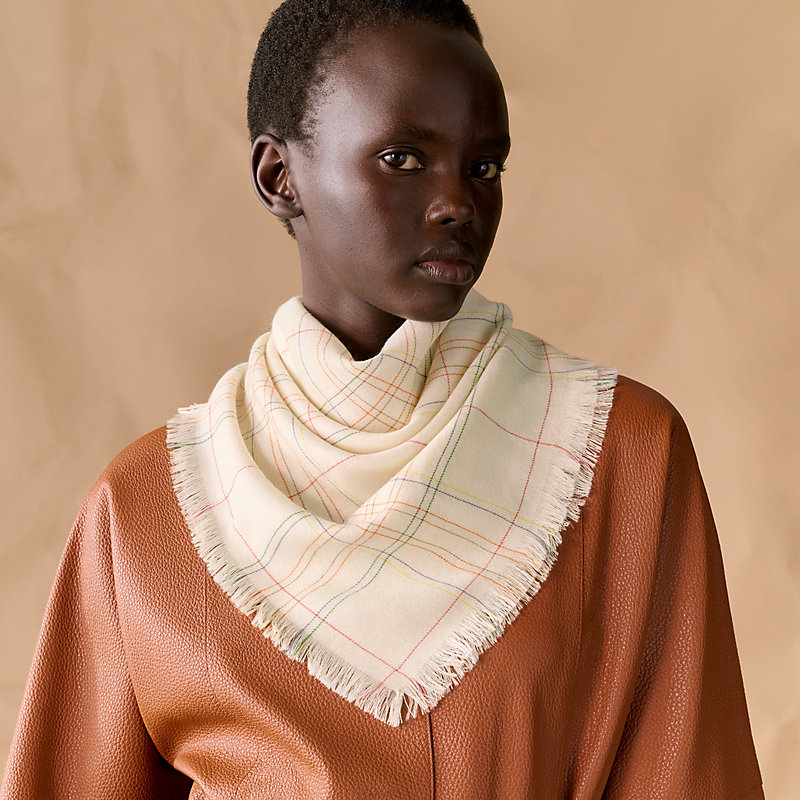 HERMES エルメス レザーパッチ フリンジ カシミヤ チェック 箱付き カレ 80 《チェック》 | Hermès - エルメス-公式サイト